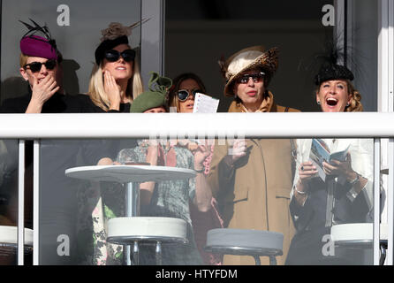 (Gauche-droite) Zara Phillips MBE, Dolly Maude, Anne, princesse royale, et Chanelle McCoy durant Mesdames Jour de la Cheltenham Festival 2017 à l'Hippodrome de Cheltenham. Banque D'Images