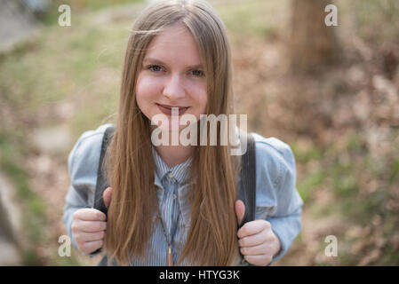 Portrait of a woman holding sangles de son sac à dos Banque D'Images