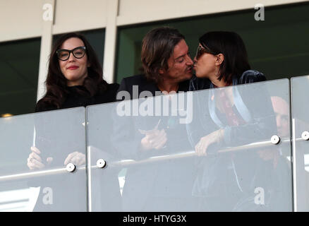 (Gauche-droite) Liv Tyler, Darren et plus fort pendant le gel Sadie Mesdames Jour du Festival de Cheltenham 2017 à l'Hippodrome de Cheltenham. Banque D'Images