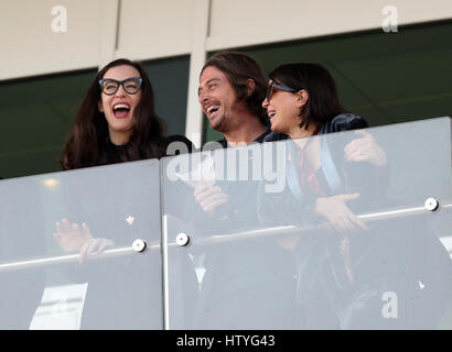 (Gauche-droite) Liv Tyler, Darren et Sadie Frost Strowger au cours Mesdames Jour du Festival de Cheltenham 2017 à l'Hippodrome de Cheltenham. Banque D'Images