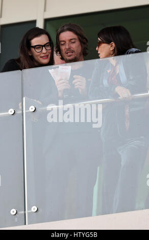 (Gauche-droite) Liv Tyler, Darren et Sadie Frost Strowger au cours Mesdames Jour du Festival de Cheltenham 2017 à l'Hippodrome de Cheltenham. Banque D'Images