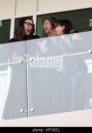 (Gauche-droite) Liv Tyler, Darren et plus fort pendant le gel Sadie Mesdames Jour du Festival de Cheltenham 2017 à l'Hippodrome de Cheltenham. ASSOCIATION DE PRESSE Photo. Photo date : mercredi 15 mars, 2017. Voir l'activité de course histoire de Cheltenham. Crédit photo doit se lire : Andrew Matthews/PA Wire. RESTRICTIONS : Editorial uniquement, à des fins commerciales est soumise à l'autorisation préalable de la Jockey Club/l'Hippodrome de Cheltenham. Banque D'Images