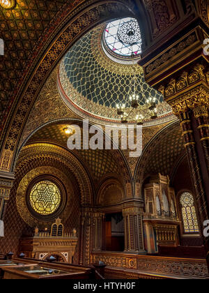 PRAGUE, RÉPUBLIQUE TCHÈQUE - 6 mars 2017 : l'intérieur de la canopée d'Ornement Synagogue Espagnole. La Synagogue Espagnole fut appelé pour son impressionnante int mauresque Banque D'Images