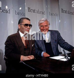 Deutscher Modeschöpfer Karl Lagerfeld zu Gast bei Joachim Fuchsberger dessen dans 'Émission-Heut'abend', Deutschland 1980 er Jahre. Karl Lagerfeld allemand Joachim Fuchsberger au débat du Heut'' 'abend, l'Allemagne des années 1980. Banque D'Images