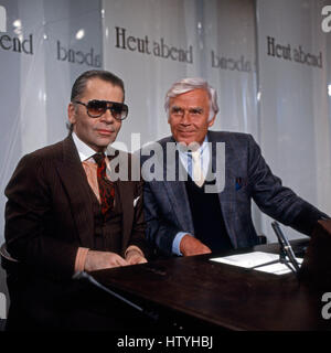 Deutscher Modeschöpfer Karl Lagerfeld zu Gast bei Joachim Fuchsberger dessen dans 'Émission-Heut'abend', Deutschland 1980 er Jahre. Karl Lagerfeld allemand Joachim Fuchsberger au débat du Heut'' 'abend, l'Allemagne des années 1980. Banque D'Images