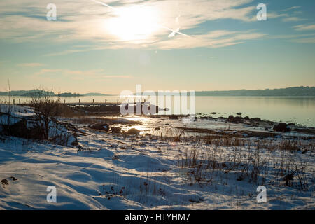Fjord gelé en hiver, soleil scandinaves Norvège Banque D'Images