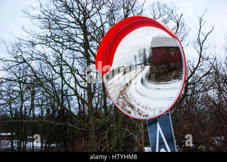 Réflexion de route et ferme dans le miroir de la sécurité routière, la Norvège Banque D'Images