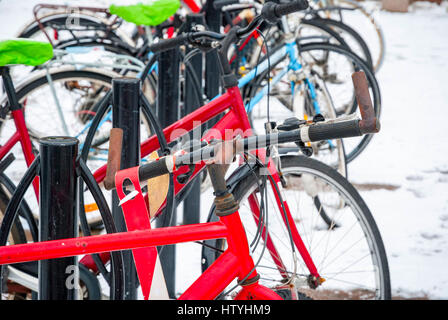 Des vélos stationnés dans la neige, Göteborg Banque D'Images