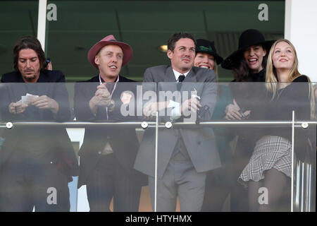 (Gauche-droite) Darren Stowger, David Gardner et Liv Tyler lors de la Journée des dames du festival Cheltenham 2017 à l'hippodrome de Cheltenham.APPUYEZ SUR ASSOCIATION photo.Date de la photo: Mercredi 15 mars 2017.Voir PA Story Racing Cheltenham.Le crédit photo devrait se lire comme suit : Andrew Matthews/PA Wire.RESTRICTIONS : utilisation éditoriale uniquement, l'utilisation commerciale est soumise à l'autorisation préalable du Jockey Club/Cheltenham Racecourse. Banque D'Images