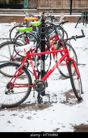 Des vélos stationnés dans la neige, Göteborg Banque D'Images