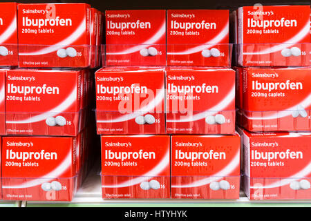Les paquets de l'ibuprofène en vente sur le marché hors cote sur une étagère de supermarché. Banque D'Images