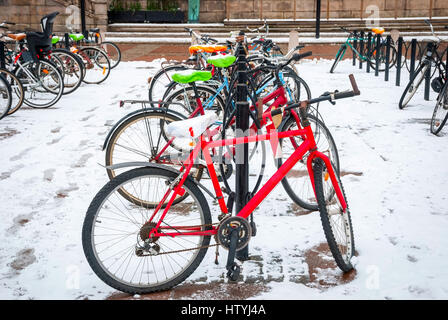 Des vélos stationnés dans la neige, Göteborg Banque D'Images