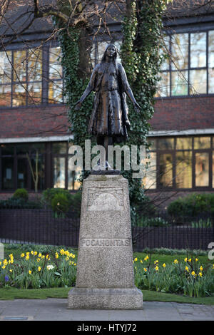 Une vue générale de la classe II en bronze grandeur nature de la vie de Pocahontas à l'église de St George à Gravesend, Kent. La statue avait son statut dans la liste mise à jour pour les 400 ans depuis la célèbre de la mort de la femme américaine sur le sol anglais. Banque D'Images