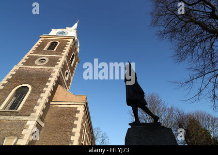 De 0001 sous embargo jeudi 16 mars une vue générale de la classe II en bronze grandeur nature de la vie de Pocahontas à l'église de St George à Gravesend, Kent. La statue avait son statut dans la liste mise à jour pour les 400 ans depuis la célèbre de la mort de la femme américaine sur le sol anglais. Banque D'Images