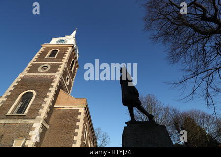 Une vue générale de la classe II en bronze grandeur nature de la vie de Pocahontas à l'église de St George à Gravesend, Kent. La statue avait son statut dans la liste mise à jour pour les 400 ans depuis la célèbre de la mort de la femme américaine sur le sol anglais. Banque D'Images