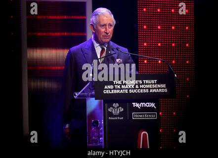 Prince de Galles sur scène pendant la parle Prince's Trust de célébrer la réussite des prix au London Palladium. Banque D'Images