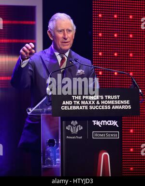 Prince de Galles sur scène pendant la parle Prince's Trust de célébrer la réussite des prix au London Palladium. Banque D'Images