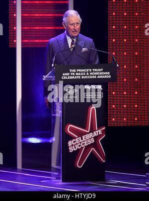 Prince de Galles sur scène pendant la parle Prince's Trust de célébrer la réussite des prix au London Palladium. Banque D'Images