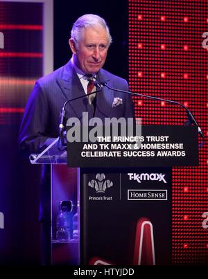 Prince de Galles sur scène pendant la parle Prince's Trust de célébrer la réussite des prix au London Palladium. Banque D'Images