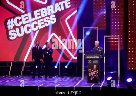 Anthony McPartlin hôtes et Declan Donnelly (gauche) regardent le Prince de Galles sur scène pendant la parle Prince's Trust de célébrer la réussite des prix au London Palladium. Banque D'Images