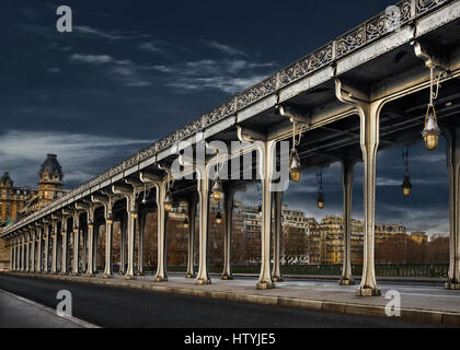 Pont ferroviaire surélevé au-dessus d'une piste cyclable, Ile-de-France, Paris, France Banque D'Images