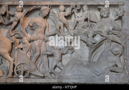 Séléné et Endymion sur le mont Latmus. Face avant d'un sarcophage romain d'environ 180 AD sur l'affichage dans le Musée Glyptothèque de Munich, Bavière, Allemagne. La déesse de la lune Séléné est dépeint comme elle arrive sur son char entouré par Erotes sur le mont Latmos et voit son amant Endymion en sommeil éternel. Le dieu ailé Hypnos de sommeil est représenté comme il repands sur Endymion dormant liquide. Le dieu de la montagne montagnes Latmos est représenté assis sur un rocher sur le dessus. Banque D'Images