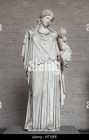 Statue de Plutus Eirene avec l'enfant. Copie romaine après une statue grecque par Cephisodotus l'aîné d'environ 370 av. J.-C. sur l'affichage dans le Musée Glyptothèque de Munich, Bavière, Allemagne. Banque D'Images