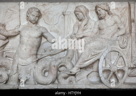 Poséidon et Amphitrite dans la suite nuptiale transport tiré par le Triton. Détail de l'autel de Domitius Ahenobarbus. Mariage de Poséidon et Amphitrite représenté dans la frise en marbre d'une grande statue de base est de la Grèce à partir d'environ 150 av. J.-C. sur l'affichage dans le Musée Glyptothèque de Munich, Bavière, Allemagne. Banque D'Images