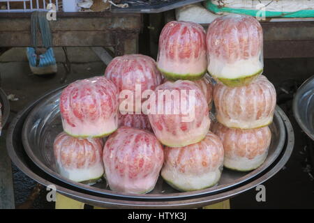Siem Reap, Cambodge. pamplemousses rouges sur la place de marché à la route. Banque D'Images