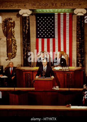 Le président George H. W. Bush présente son premier message sur l'état de l'union à une session conjointe du Congrès, sont assis derrière (l >r) Vice-président Dan Quayle et président de la Chambre Thomas Foley Washington DC., 31 janvier 1990. Photo par Mark Reinstein Banque D'Images