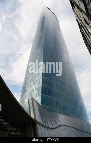 Bilbao : la Tour Iberdrola, siège de la compagnie d'électricité conçu par Cesar Pelli, le plus grand bâtiment dans le Pays Basque Banque D'Images