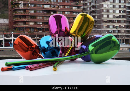 Un bouquet de tulipes, fleurs ballon multicolore sculpture réalisée par l'artiste Jeff Koons et située à l'extérieur du Musée Guggenheim Bilbao Banque D'Images