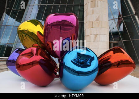 Un bouquet de tulipes, fleurs ballon multicolore sculpture réalisée par l'artiste Jeff Koons et située à l'extérieur du Musée Guggenheim Bilbao Banque D'Images