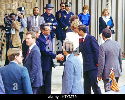 La princesse Diana et le Prince Charles sont accueillis par le président et président de J.C Penney William Howell et le Dr David Miller lorsqu'ils arrivent sur le magasin à Springfield, Virginie le 11 novembre 1985, le Prince et la Princesse ont été au magasin tou Banque D'Images