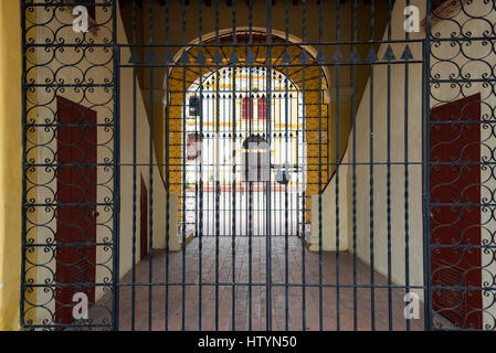 La porte fermée dans le vieux marché dans le centre historique de Mompox, Colombie Banque D'Images