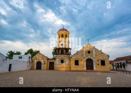 Tôt le matin, voir l'église de Santa Barbara à Mompox, la Colombie avec un ciel dramatique Banque D'Images