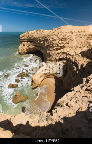 Littoral coloré avec une vue sur une petite baie sauvage dans le Parc National de Souss-Massa à l'océan Atlantique en Morooco, Afrique. Banque D'Images