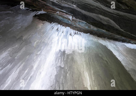 Jusqu'à à l'accumulation de glace à l'intérieur d'une grotte de glace formée par Buttermilk Falls au cours de l'hiver, à Hamilton, Ontario, Canada. Banque D'Images