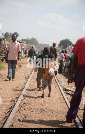 Les gens sur la voie de chemin de fer, de Kibera, Nairobi, Kenya, Afrique de l'Est Banque D'Images