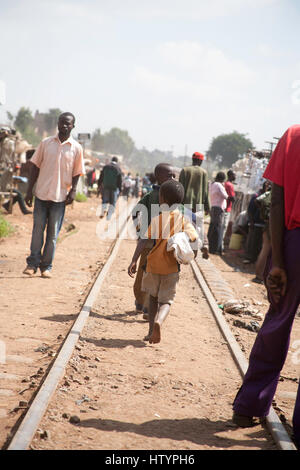 Les gens sur la voie de chemin de fer, de Kibera, Nairobi, Kenya, Afrique de l'Est Banque D'Images