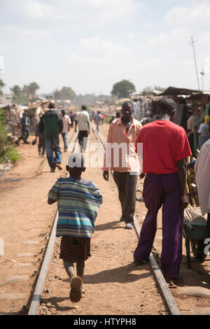 Les gens sur la voie de chemin de fer, de Kibera, Nairobi, Kenya, Afrique de l'Est Banque D'Images