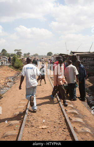 Les gens sur la voie de chemin de fer, de Kibera, Nairobi, Kenya, Afrique de l'Est Banque D'Images