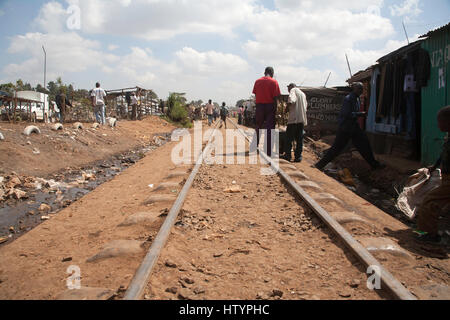 Les voies de chemin de fer qui traverse les bidonvilles de Kibera, Nairobi, Kenya, Afrique de l'Est Banque D'Images