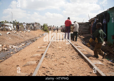 Les voies de chemin de fer qui traverse les bidonvilles de Kibera, Nairobi, Kenya, Afrique de l'Est Banque D'Images