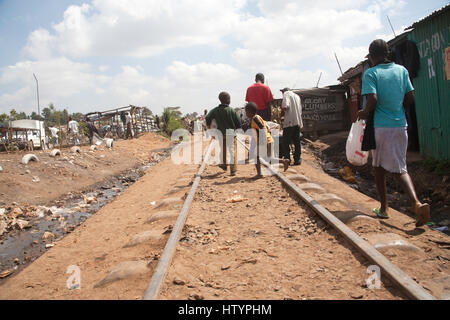 Les voies de chemin de fer qui traverse les bidonvilles de Kibera, Nairobi, Kenya, Afrique de l'Est Banque D'Images