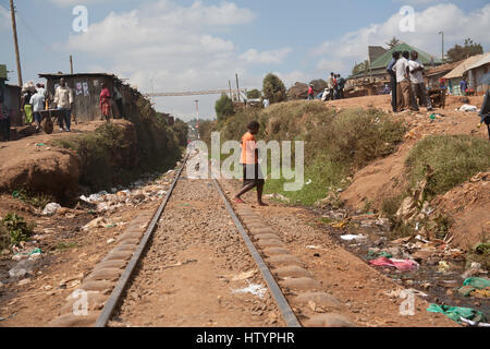 Les voies de chemin de fer qui traverse les bidonvilles de Kibera, Nairobi, Kenya, Afrique de l'Est Banque D'Images