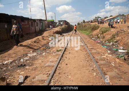 Les voies de chemin de fer qui traverse les bidonvilles de Kibera, Nairobi, Kenya, Afrique de l'Est Banque D'Images