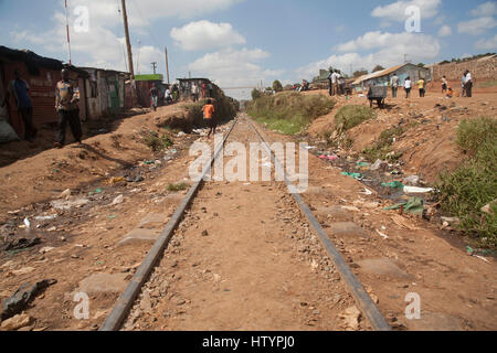 Les voies de chemin de fer qui traverse les bidonvilles de Kibera, Nairobi, Kenya, Afrique de l'Est Banque D'Images