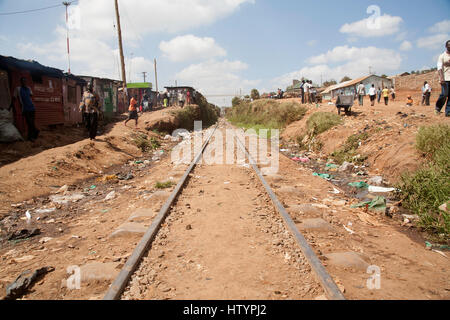 Les voies de chemin de fer qui traverse les bidonvilles de Kibera, Nairobi, Kenya, Afrique de l'Est Banque D'Images