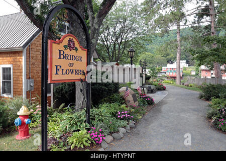 Le Pont de fleurs, un ancien pont de chariot, à Shelburne Falls, Massachusetts, United States. Banque D'Images